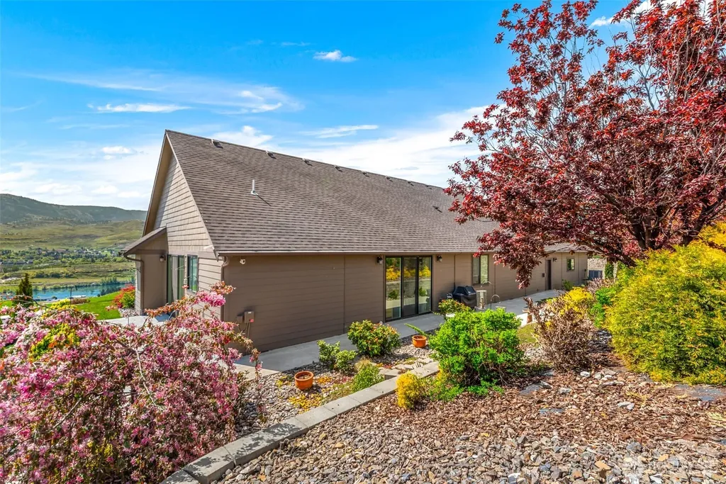 2741 SE Falcon View Drive East Wenatchee WA 98802