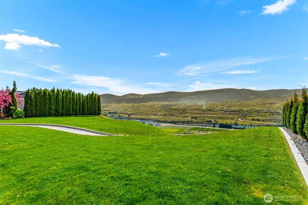2741 SE Falcon View Drive East Wenatchee WA 98802