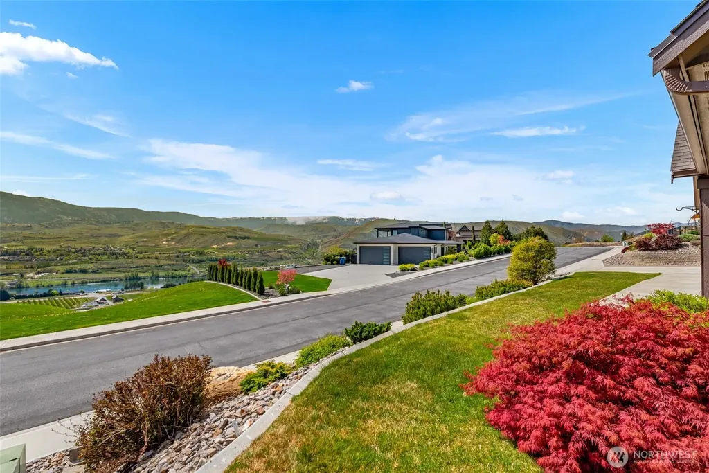 2741 SE Falcon View Drive East Wenatchee WA 98802