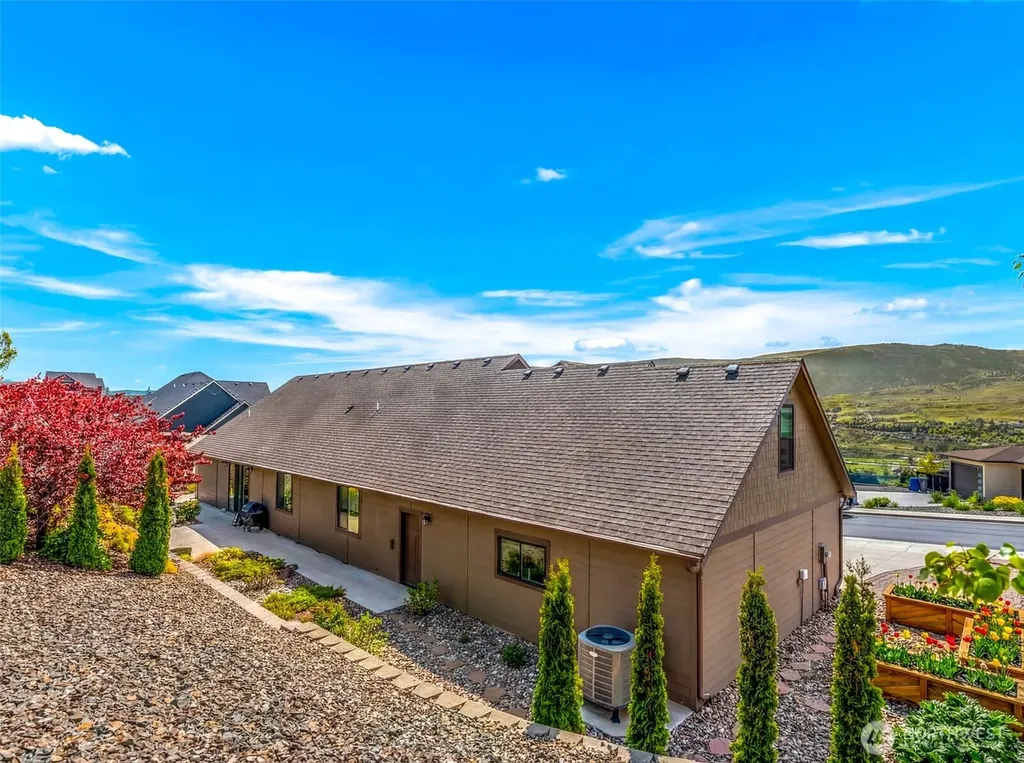 2741 SE Falcon View Drive East Wenatchee WA 98802