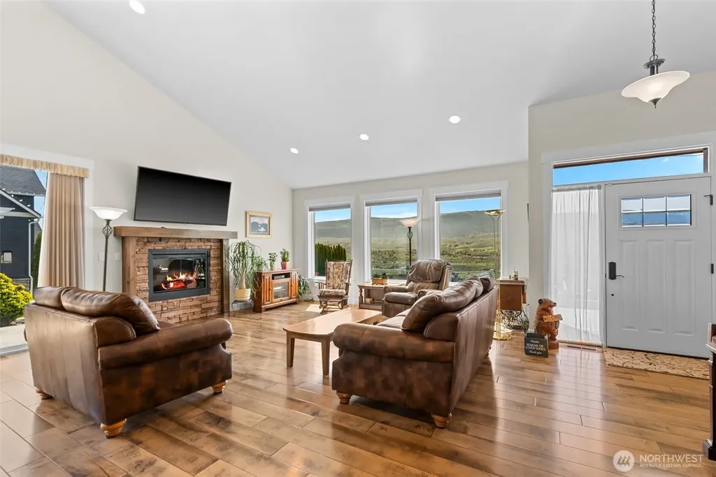 2741 SE Falcon View Drive East Wenatchee WA 98802