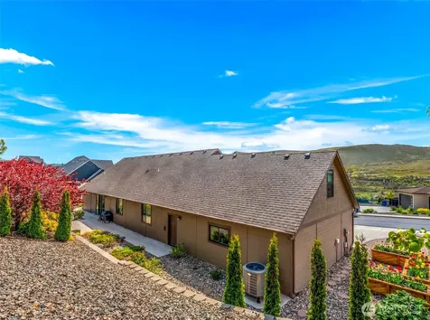 2741 SE Falcon View Drive East Wenatchee WA 98802