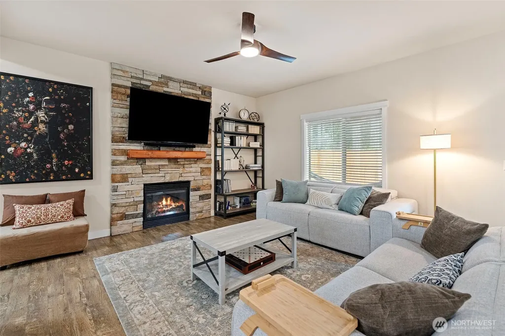 901 SW Norpoint Court Port Orchard WA 98367