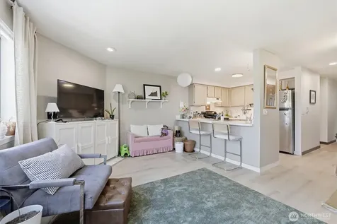 8320 Lake City Way NE Seattle WA 98115