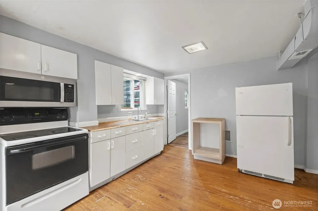 934 N 100th Street Seattle WA 98133