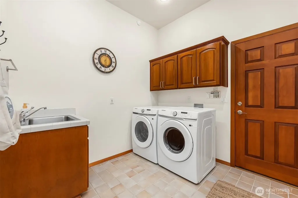8387 NE Sumanee Place Bainbridge Island WA 98110