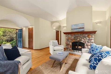 8387 NE Sumanee Place Bainbridge Island WA 98110