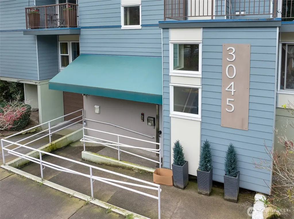 3045 20th Avenue W Seattle WA 98199