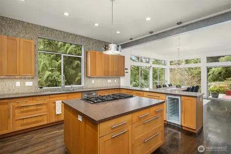 1534 Hillside Drive SE Issaquah WA 98027
