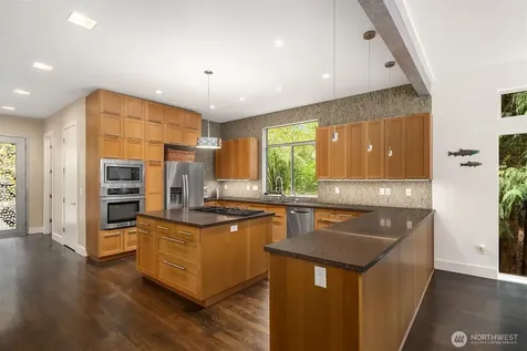 1534 Hillside Drive SE Issaquah WA 98027