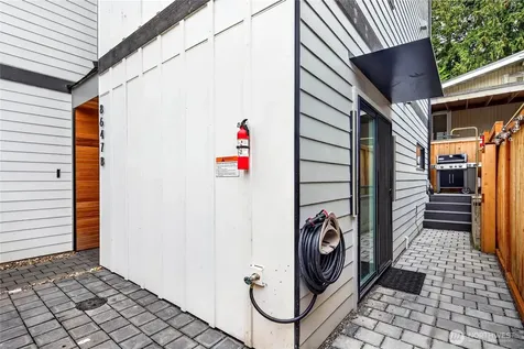 8647 18th Avenue SW Seattle WA 98106