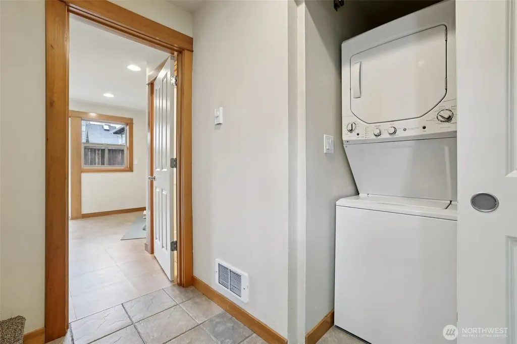 9047 17th Avenue SW Seattle WA 98106