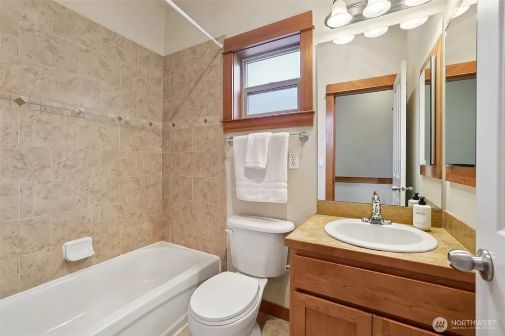 9047 17th Avenue SW Seattle WA 98106