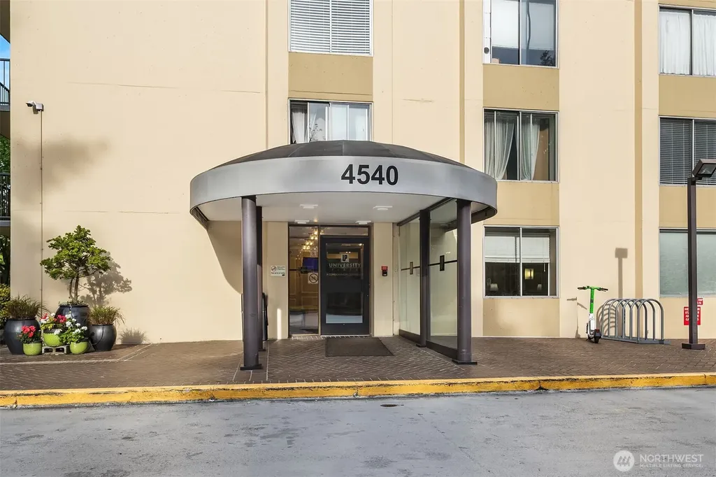 4540 8th Avenue NE Seattle WA 98105