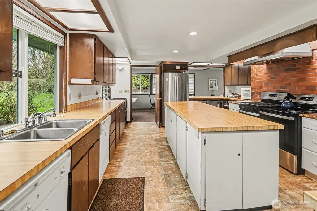 17308 Woodcrest Drive NE Bothell WA 98011