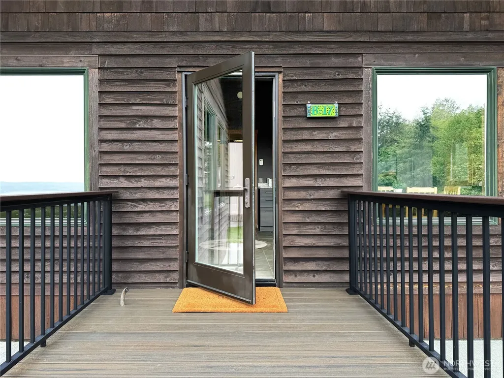 17 B Whidbey Island Drive Hat Island WA 98206