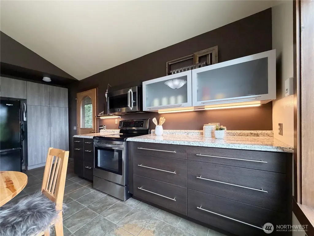 17 B Whidbey Island Drive Hat Island WA 98206