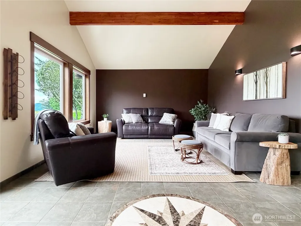 17 B Whidbey Island Drive Hat Island WA 98206