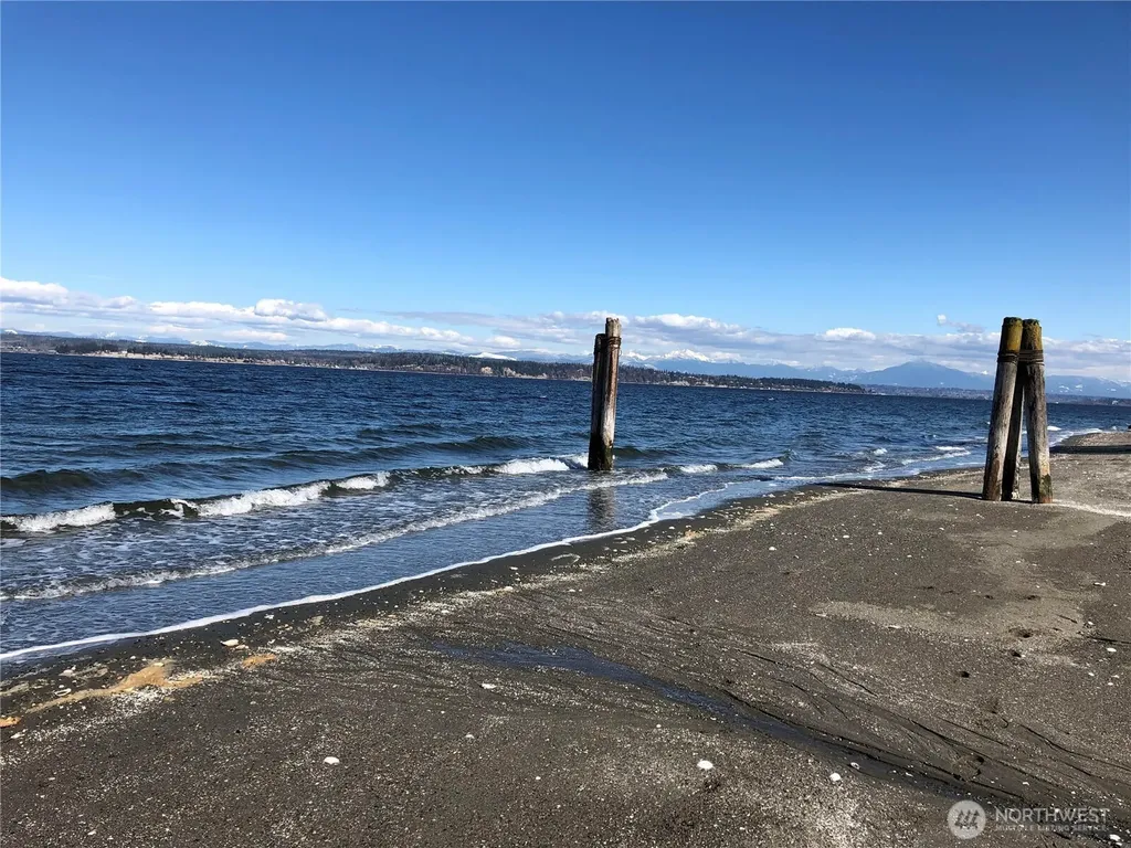 17 B Whidbey Island Drive Hat Island WA 98206