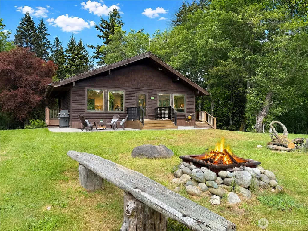 17 B Whidbey Island Drive Hat Island WA 98206
