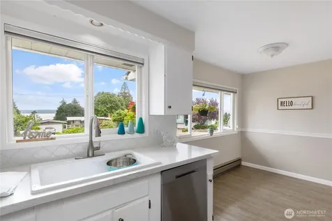 690 Maplewood Loop Oak Harbor WA 98277
