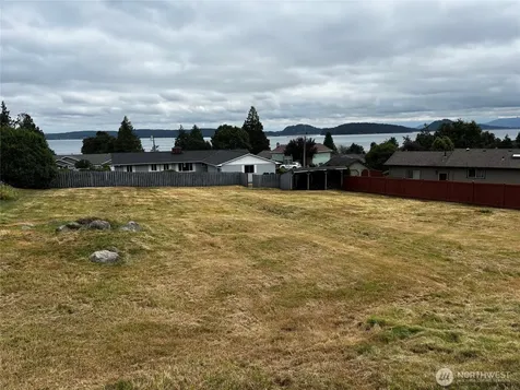 690 Maplewood Loop Oak Harbor WA 98277