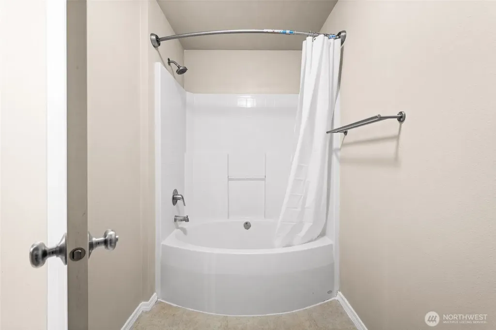6137 Hazel Loop SE Auburn WA 98092