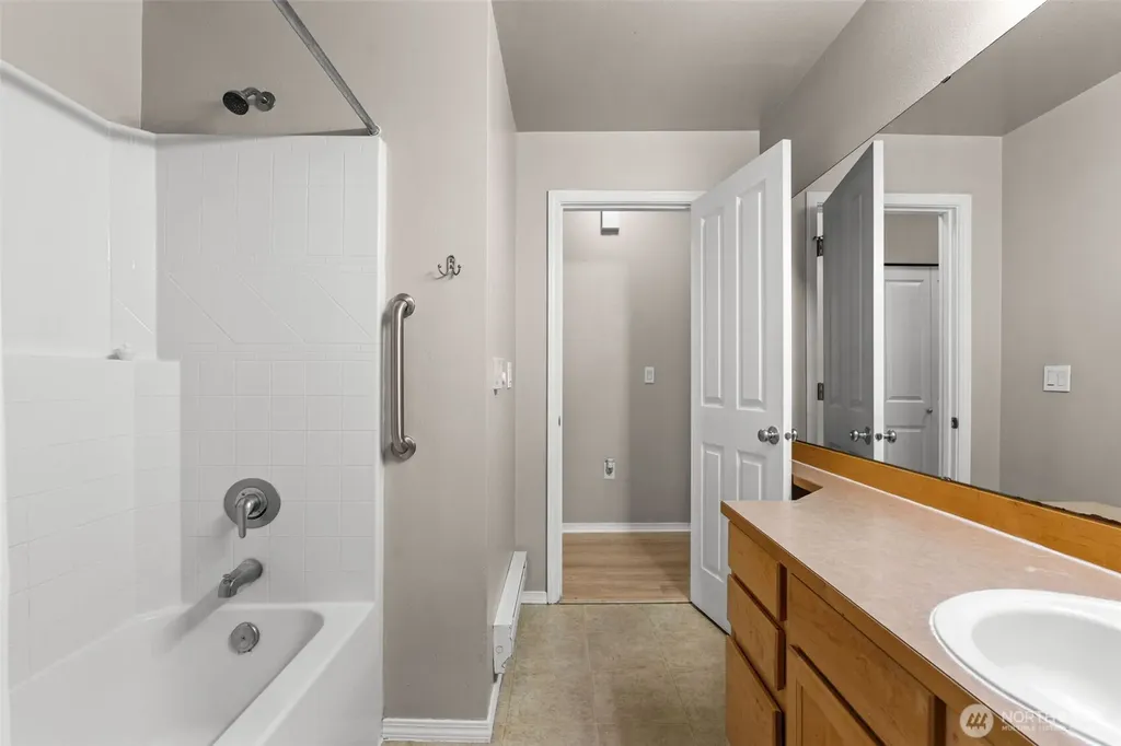 6137 Hazel Loop SE Auburn WA 98092