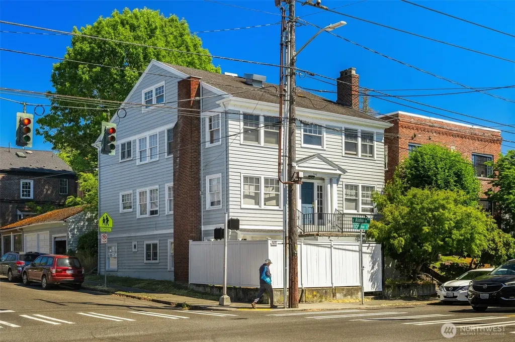 746 10th Avenue E Seattle WA 98102