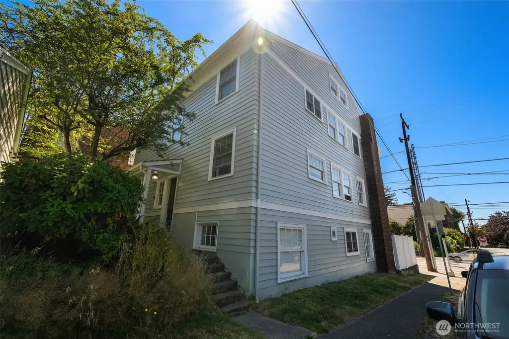 746 10th Avenue E Seattle WA 98102