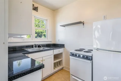 746 10th Avenue E Seattle WA 98102