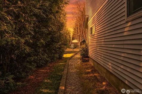 333 5th Street SE Puyallup WA 98372