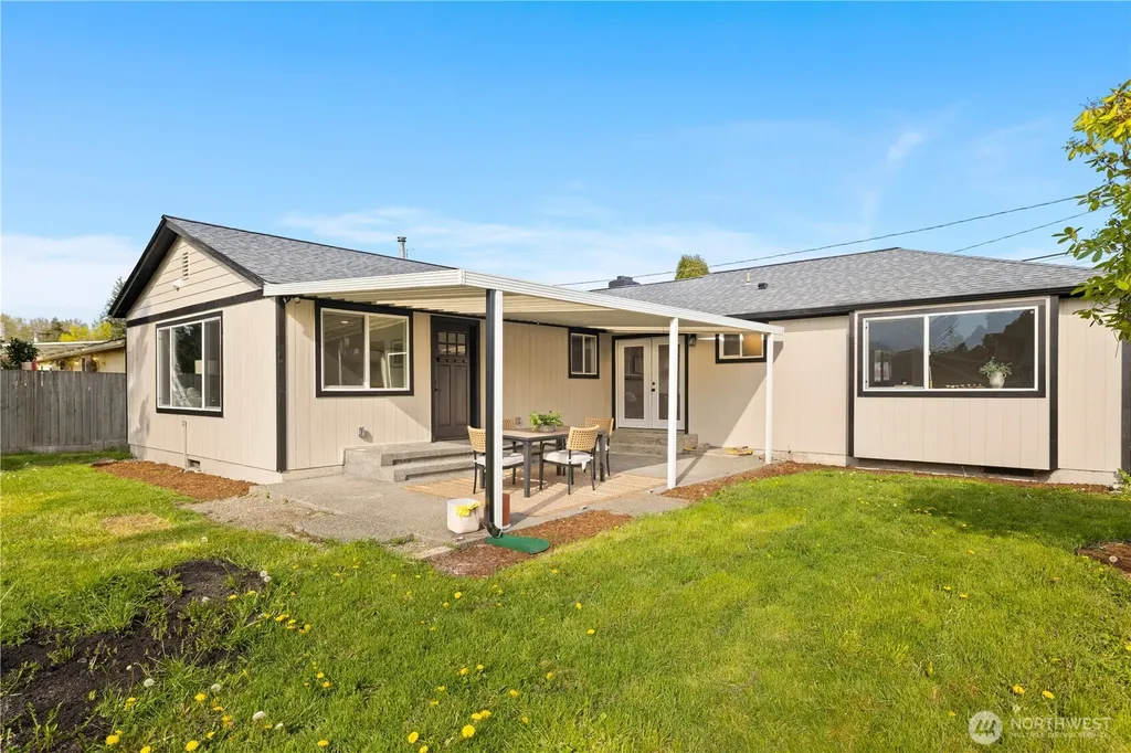 1308 18th Street NW Puyallup WA 98371