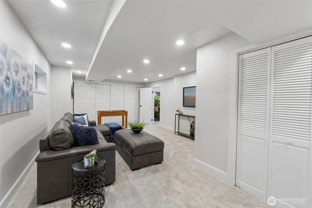 18832 1st Place SW Normandy Park WA 98166