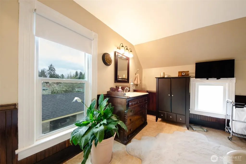 204 W Harris Avenue Oakville WA 98568