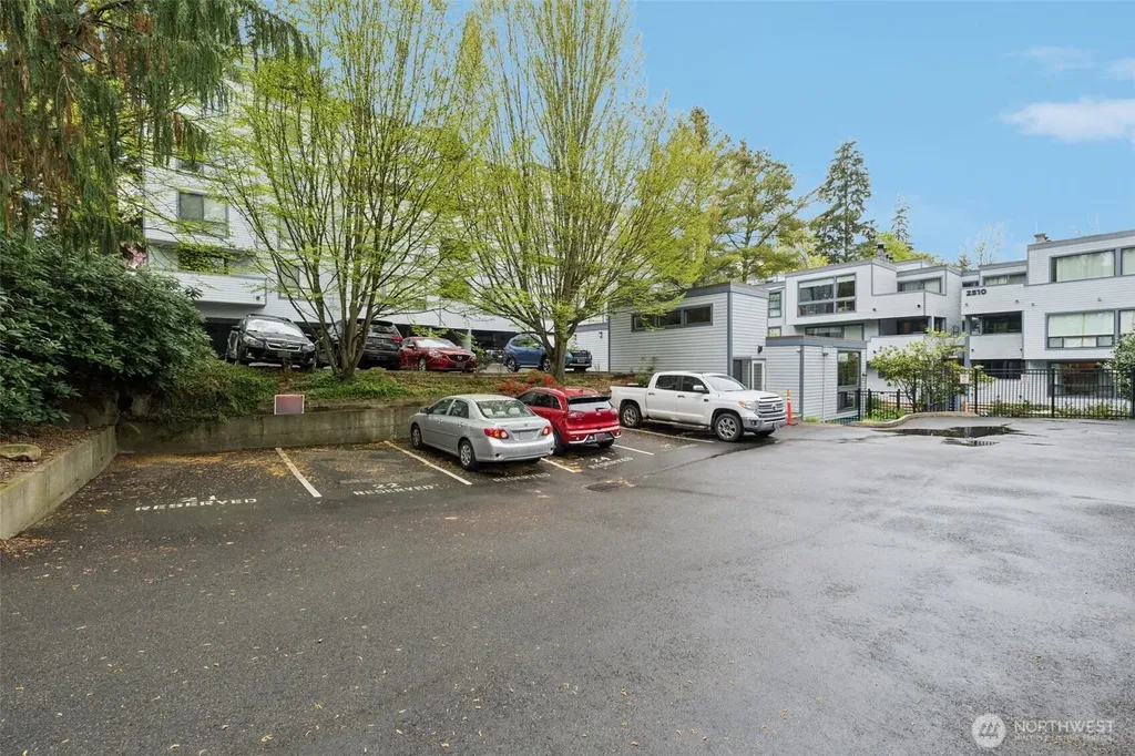 2500 W Manor Place Seattle WA 98199