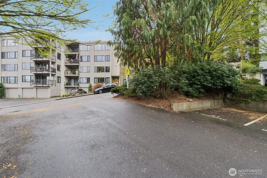 2500 W Manor Place Seattle WA 98199