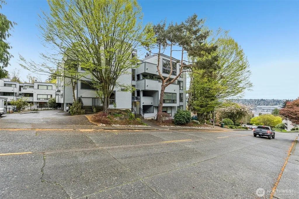 2500 W Manor Place Seattle WA 98199