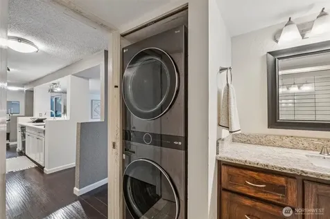 2500 W Manor Place Seattle WA 98199