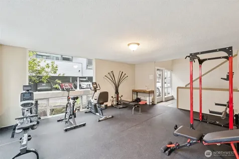 2500 W Manor Place Seattle WA 98199