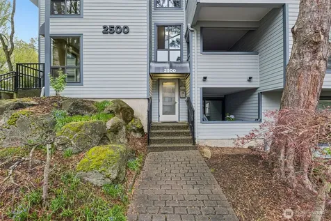 2500 W Manor Place Seattle WA 98199