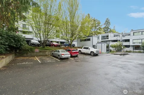 2500 W Manor Place Seattle WA 98199
