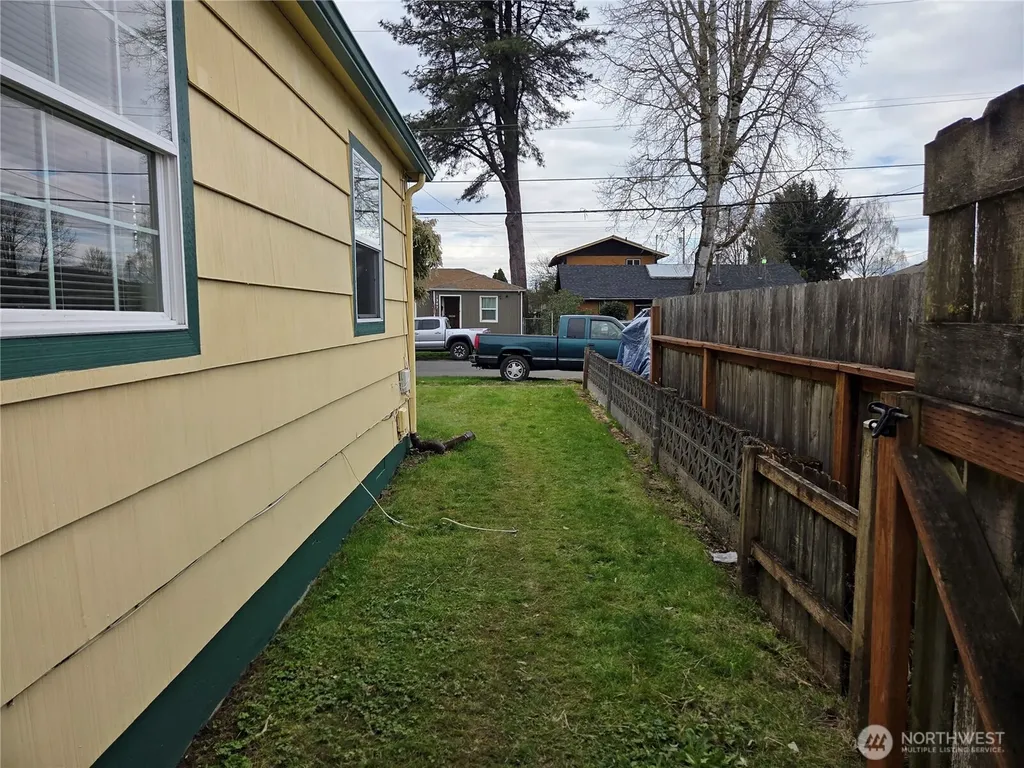 1306 S 3rd Avenue Kelso WA 98626