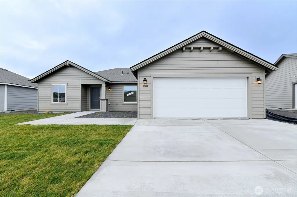 308 N Sandy Loop Moses Lake WA 98837