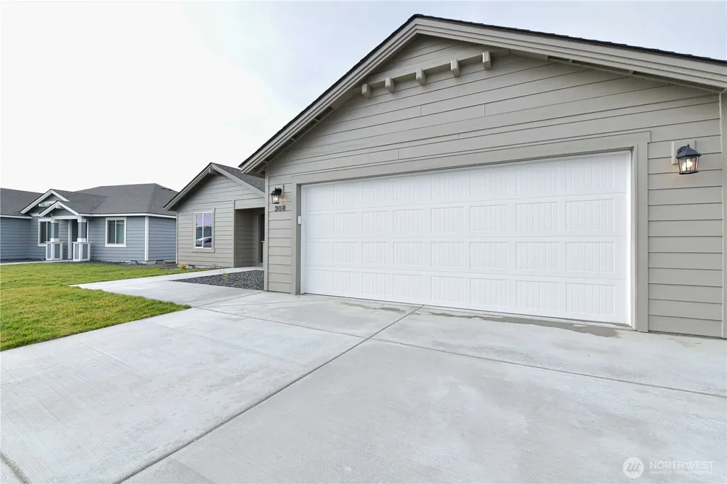 308 N Sandy Loop Moses Lake WA 98837