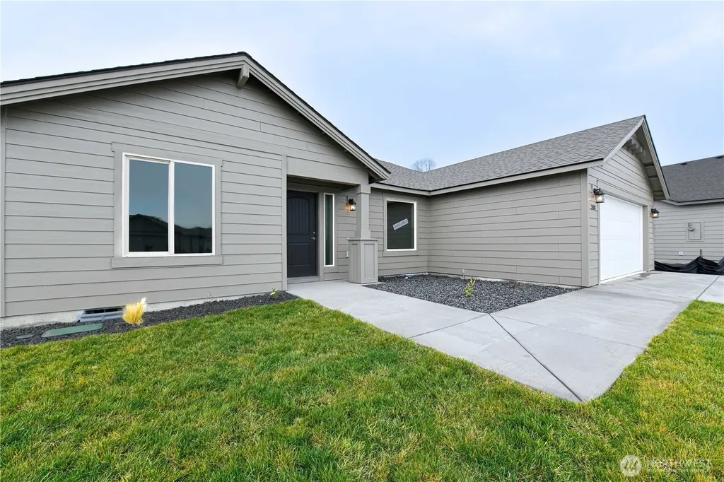 308 N Sandy Loop Moses Lake WA 98837