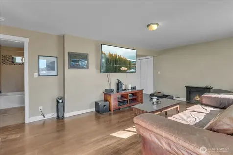 516 6th Ave S Kent WA 98032