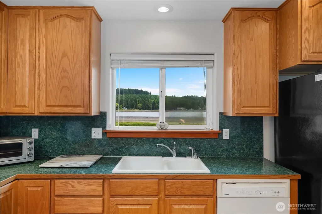 730 E North Bay Road Allyn WA 98524