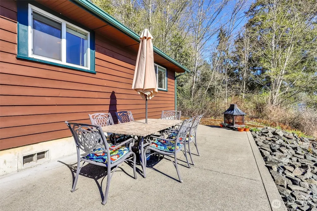 730 E North Bay Road Allyn WA 98524