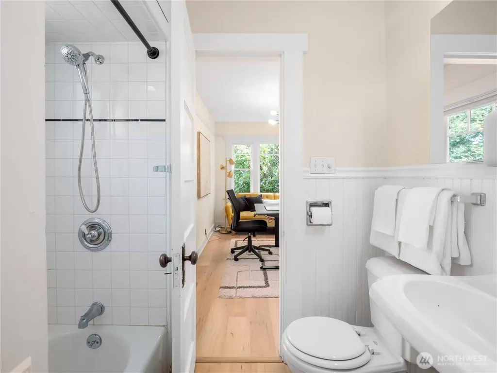 9701 Roosevelt Way NE Seattle WA 98115